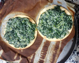 Foto del paso 4 de la receta: Pizzetas de espinacas a los tres quesos con jamón🍕