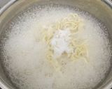 Foto langkah ke 1 dari resep Omelet Mie.