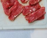 Foto langkah ke 1 dari resep Oseng Daging Sapi Kecambah Saus Lada Hitam.