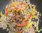 รูปขั้นตอนการทำที่ 2 ของ สปาเก็ตตี้กะเพราหมูสับพริกหวาน