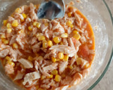 Foto del paso 3 de la receta: Tomate relleno de atún, acompaña con pasta fácil y placentera!