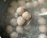 Foto langkah ke 1 dari resep Sop Bola Daging & Telor Puyuh.
