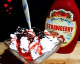 A picture of step 6 of Coloured vermicelli strawberry custard ice cream.