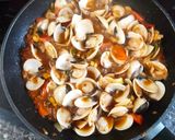 Foto del paso 4 de la receta: Arroz marinero con almejas y gambas