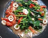 Foto langkah ke 3 dari resep Tumis kangkung cumi.