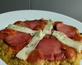 Foto del paso 10 de la receta: "Pizza" con base de coliflor al sartén de salchicha, queso y tomate🧀🍅🥫🍕