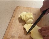 Foto del paso 1 de la receta: Huevos rotos con langostinos
