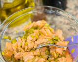 Foto del paso 1 de la receta: Timbal de salmón 🍣 🥑 🍅 🧅