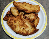 Foto del paso 2 de la receta: Filetes de pechuga de pollo a las finas hierbas empanados