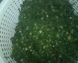 Foto langkah ke 2 dari resep Oseng udang rebon daun mengkudu / urab daun mengkudu.
