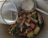Foto langkah ke 5 dari resep Pindang Tongkol, Terong Tumis Cabe Hijau Ale.