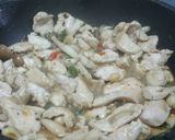 รูปขั้นตอนการทำที่ 3 ของ กะเพราอกไก่ใส่เห็ด(สูตรลดความอ้วน)