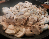 Foto del paso 4 de la receta: Hojaldre de champiñones y queso