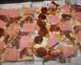 Foto del paso 3 de la receta: Pan con chorizo, jamón y mortadela