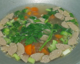 Foto langkah ke 7 dari resep Sup Brokoli Bakso.