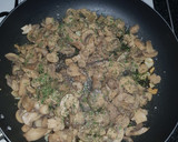 Foto del paso 2 de la receta: Merluza con champiñones al ajillo