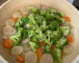 Foto langkah ke 5 dari resep Tumis Brokoli, Wortel, Bakso.
