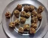 A picture of step 4 of Semolina Gulkand laddu.