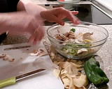 Foto del paso 5 de la receta: Patatas a lo Pobre con Champiñones (en el microondas)