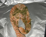 Foto del paso 2 de la receta: Salmón marinado en papillote