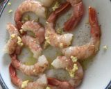 Foto del passaggio 2 della ricetta Gazpacho di datterini con gamberi allo zenzero