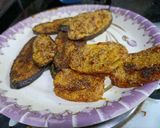 वांग्याचे आणि बटाट्याचे काप (Vangyache Batatatyache Kaap Recipe In Marathi) रेसिपी स्टेप 4 फोटो
