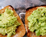 Foto del paso 2 de la receta: Tostas con aguacate, queso, membrillo, pasas y pipas