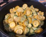 Une image de l'étape 5 de Courgettes bicolores à l ail et épices méditerranéennes.