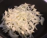 Une image de l'étape 2 de Bœuf épicé aux courgettes, oignons et persil.