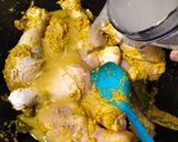 Foto langkah ke 4 dari resep Ayam Ungkep Goreng Srundeng Bawang.