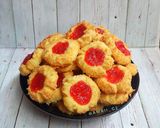 Foto langkah ke 5 dari resep Strawberry cheese thumbprint cookies.