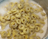 Foto del paso 5 de la receta: Tortellini de carne a la crema con jamón y Parmesano