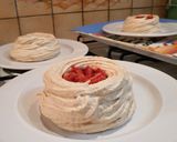 Une image de l'étape 9 de Pavlova en fraise melba et sa gelée de fleur d'hibiscus.