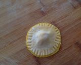 Foto del passaggio 9 della ricetta Ravioli con ripieno di gamberi, amaretti e patata, su crema di asparagi e fonduta di ricotta salata
