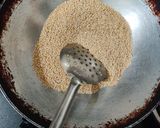 A picture of step 1 of Sesame Chikki.