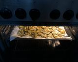Foto del paso 3 de la receta: Filetitos de cerdo con patatas al horno con ajito, limón y perejil y huevo poché