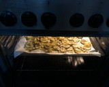 Foto del paso 3 de la receta: Filetitos de cerdo con patatas al horno con ajito, limón y perejil y huevo poché