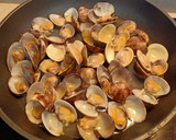 Foto del paso 3 de la receta: Fabes/Judiones con almejas y rape