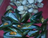 Foto langkah ke 1 dari resep Kerang campur saus padang.