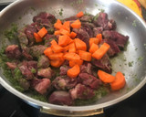 Foto del paso 3 de la receta: Ternera en salsa con guisantes y zanahoria