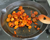 Foto del paso 3 de la receta: Arroz con salchichas