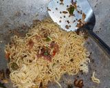 Foto langkah ke 5 dari resep Mi Legam Manis Bumbu Rahasia.