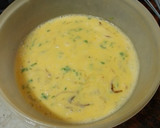 Foto del paso 5 de la receta: Tortilla de papas con cebolla sofrita y perejil picado y ensalada