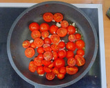 Foto del paso 3 de la receta: Tostón de aguacate y tomate confitado