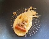 รูปขั้นตอนการทำที่ 2 ของ โตเกียวในตำนาน (pancake roll stuffered with sausage) by ChefTukkata