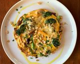 A picture of step 8 of Omelette, mushroom, broccoli & soft Gorgonzola.