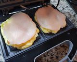 Foto del paso 2 de la receta: Waffles rellenos de lomito y muzzarella sin harina 0000