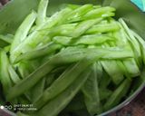 A picture of step 1 of Fried bitter gourd.