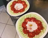 Une image de l'étape 4 de Salades individuelles concombre et deux tomates à la feta sauce ciboulette persil.