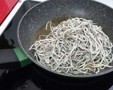 Foto del paso 3 de la receta: Ensalada templada de gulas al ajillo con brotes tiernos